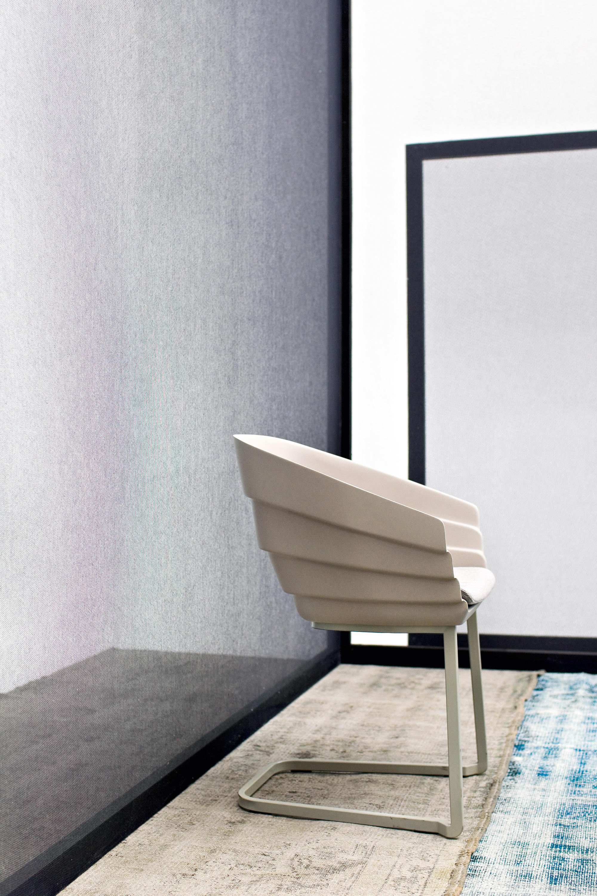 乐竞平台 - 坐具|休闲椅|办公家具|设计师家具|裂谷休闲椅