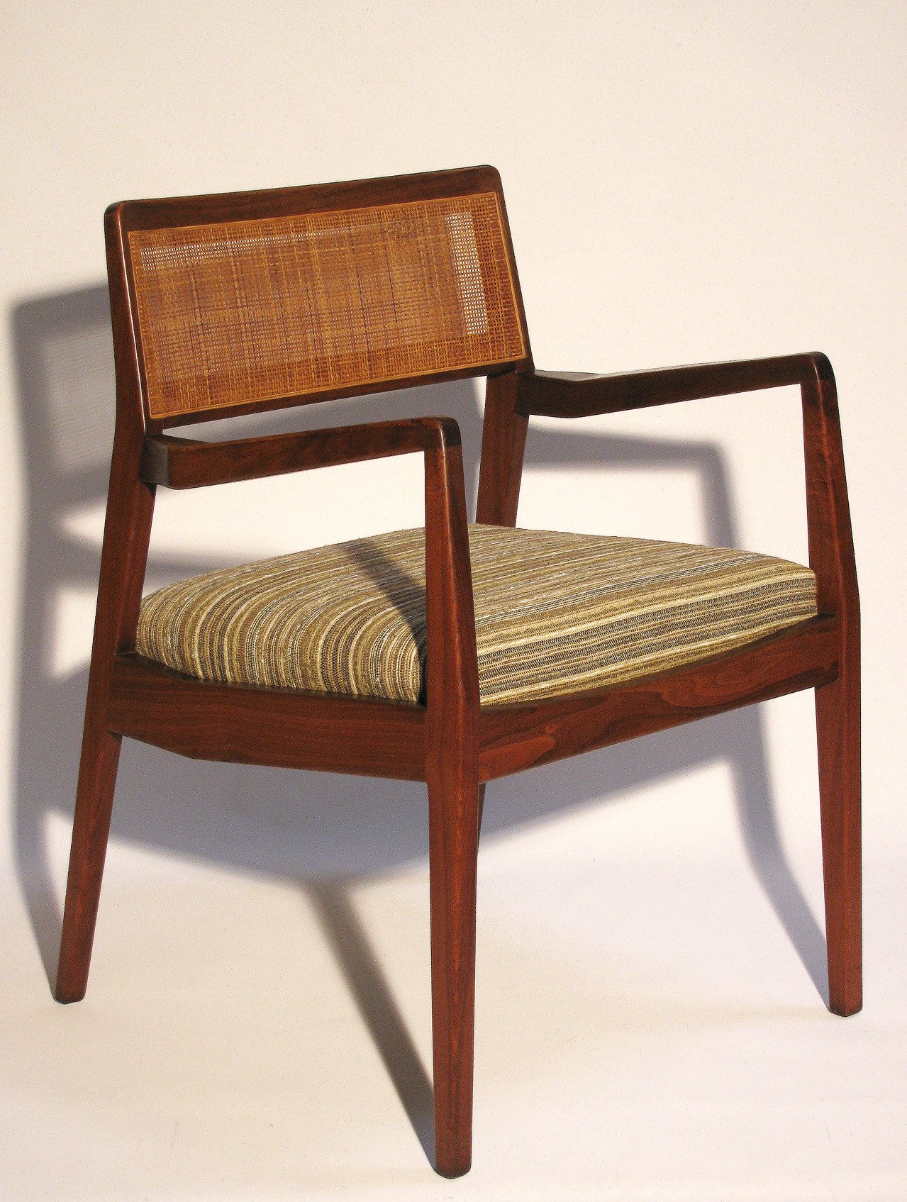 乐竞平台 - 坐具|餐椅|办公家具|设计师家具|risom 椅子