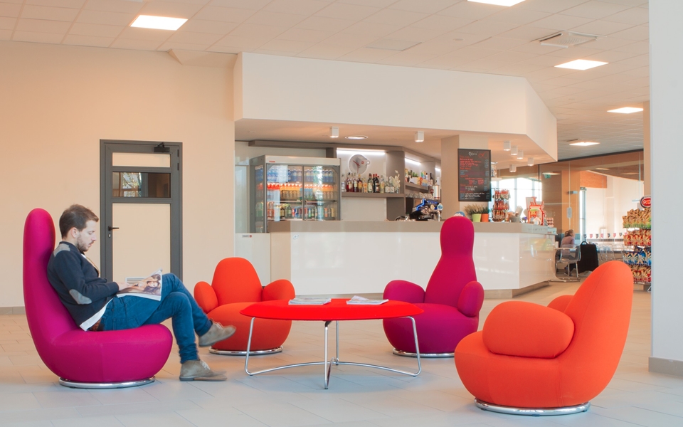 乐竞平台 - 坐具|沙发|办公家具|设计师家具|OPPO  沙发椅