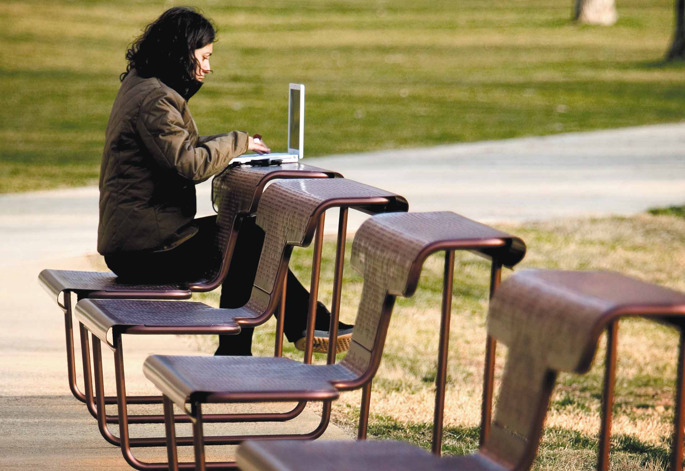 乐竞平台 - 坐具|户外椅|办公家具|设计师家具|EL POETA  户外等候椅