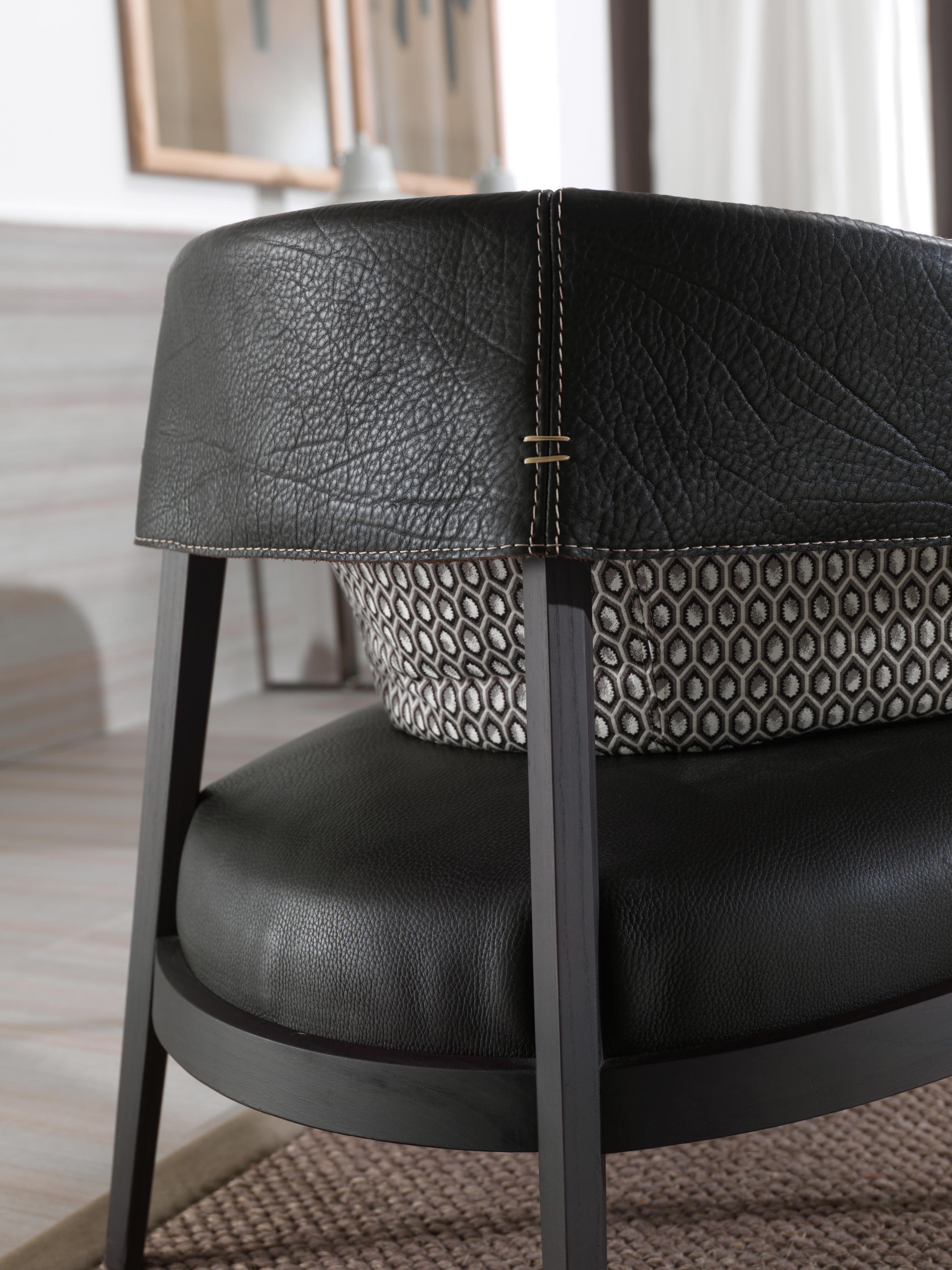 乐竞平台 - 坐具|休闲椅|办公家具|设计师家具|丽莎扶手椅