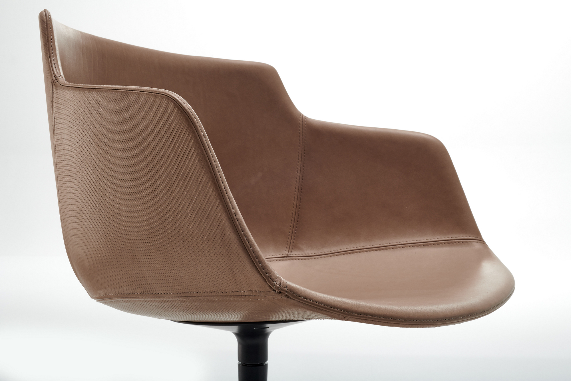 乐竞平台 - 坐具|餐椅|办公家具|设计师家具|FLOW LEATHER 洽谈椅/餐椅